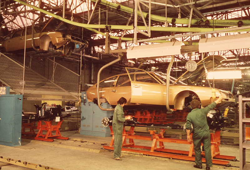 Mariage entre la carrosserie et l’ensemble mécanique d’une Citroën CX dans l’usine d’Aulnay-sous-Bois